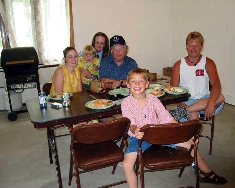 doristracifam.jpg (39979 bytes)